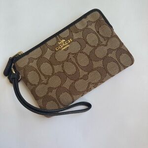 COACH - Dark brown large corner zip wristlet 🧸🤎🧸🤎